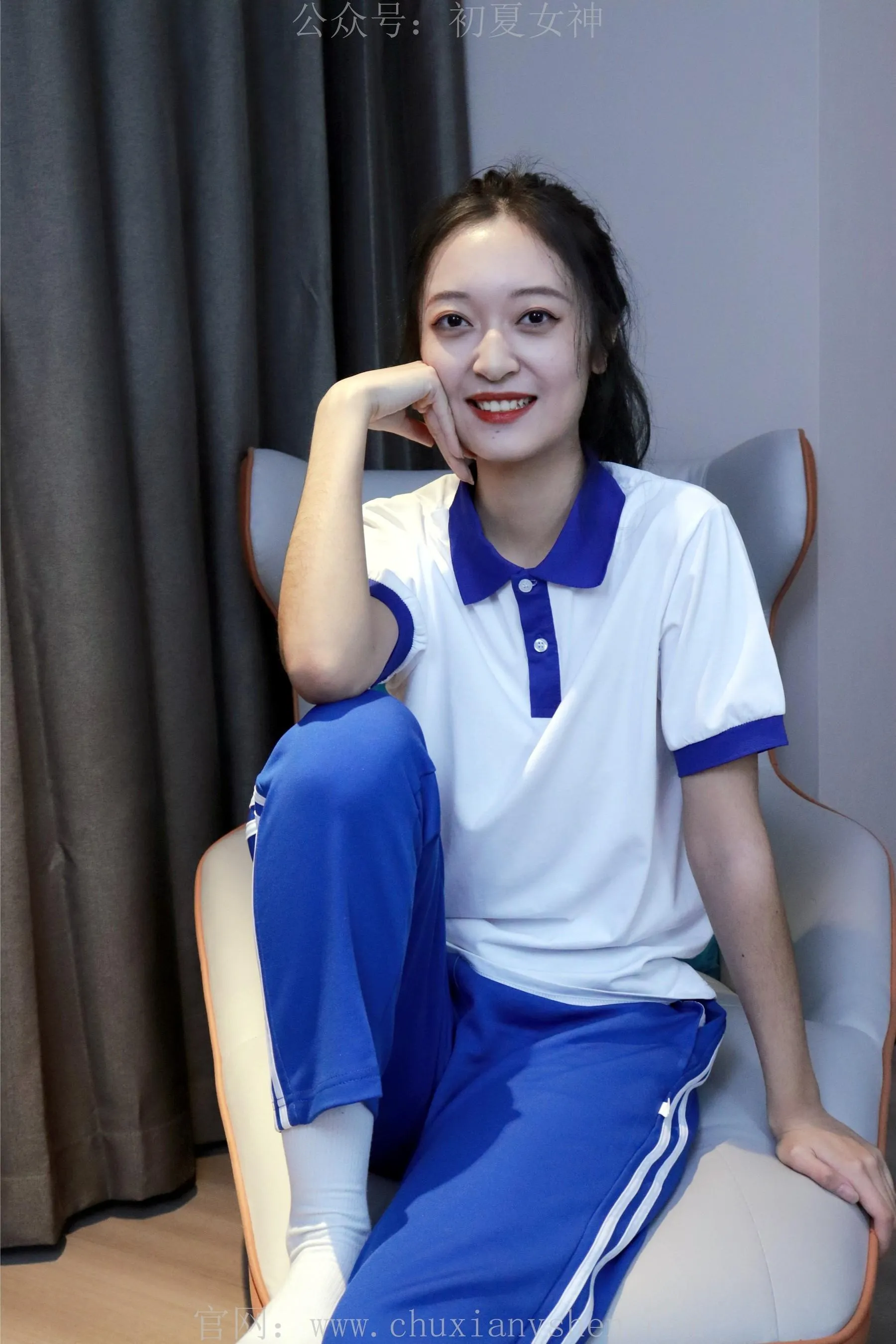 初夏女神 NO.001 依依校服搭配37码运动鞋拍摄 [126P]插图9